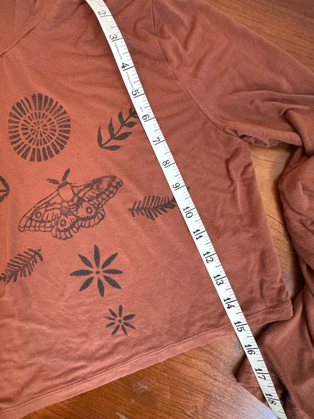 Hand Printed | AKIRA Rust Brown Long Sleeve Graphic Turtleneck Crop Top | Size M - Picture 4 of 7